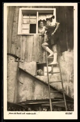 AK Mann in Tracht steht auf einer Leiter am Fenster einer lächelnden Frau, Fensterln