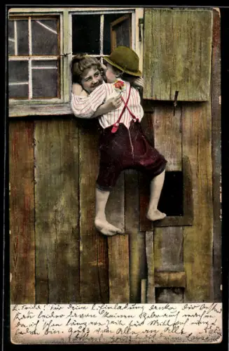AK Junge umarmt eine andere Person beim Fensterln