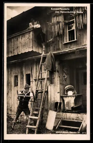 AK Kammerfensterln, Mann küsst die Frau am Fenster, während der Nebenbuhler die Leiter ansägt
