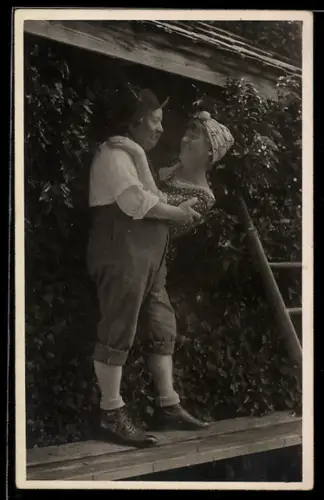 Foto-AK Mann in Tracht umarmt eine Frau beim Fensterln