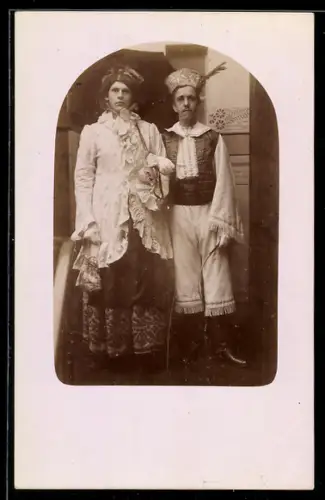 Foto-AK Paar in exotischen Kostümen beim Fasching