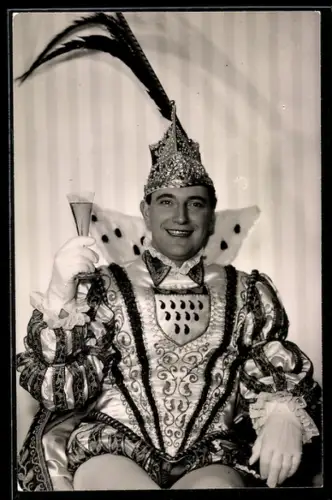 AK Köln, Karneval 1958, Seine Tollität Prinz Karneval Walter I. mit Sektglas