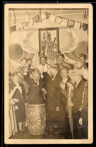 Foto-AK Faschingsgesellschaft mit einem Mann, der in einem Fass steht