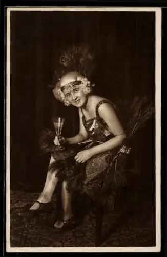 AK Frau in elegantem Kleid mit Sektglas zum Fasching