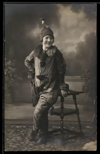 Foto-AK Frau in Clownsküstom bei einem Hocker zum Fasching