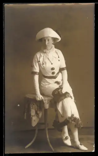 Foto-AK Elegante Dame im Faschingskostüm sitzt auf einem Tisch