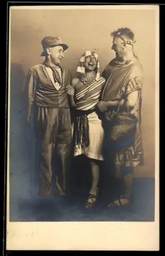 AK Frau in ägyptischer Verkleidung zwischen zwei Jecken
