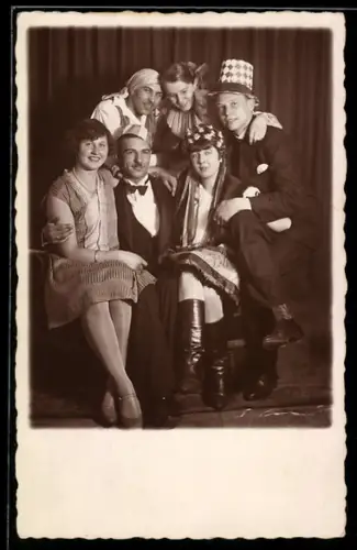 AK Faschingsgesellschaft in Kostümen