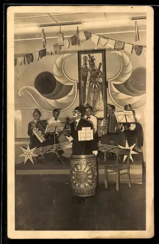 Foto-AK Faschingsgesellschaft mit einem Clown in einer Tonne