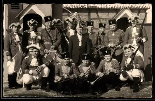 Foto-AK Faschingsgesellschaft mit Instrumenten und in Kostümen