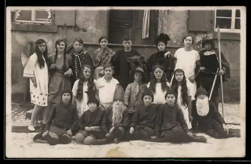 Foto-AK Faschingsgesellschaft in verschiedenen Kostümen