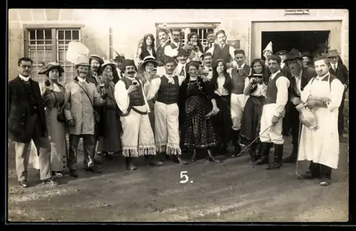 Foto-AK Faschingsgesellschaft in unterschiedlichen Kostümen