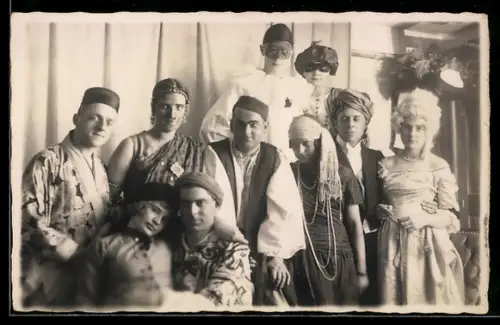 AK Faschingsgesellschaft in unterschiedlichen Kostümen, darunter ein Pierrot