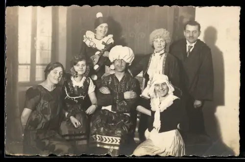AK Faschingsgesellschaft in unterschiedlichen Kostümen, darunter ein Pierrot