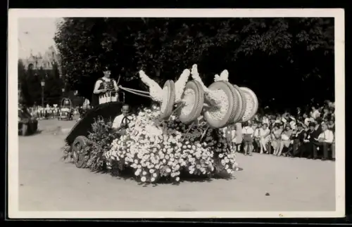 Foto-AK Mit Blumen geschmückter Festwagen zum Fasching