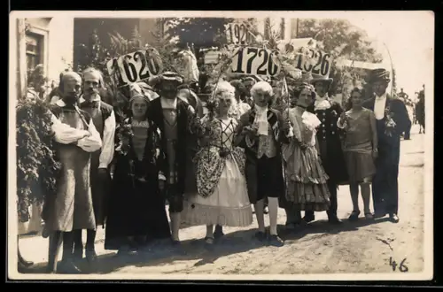 Foto-AK Faschingsgesellschaft in eleganten Kostümen