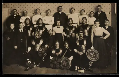 Foto-AK Faschingsgesellschaft in diversen Kostümen, darunter römische Legionäre
