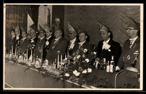 Foto-AK Karnevals-Komittee mit charakteristischen Mützen