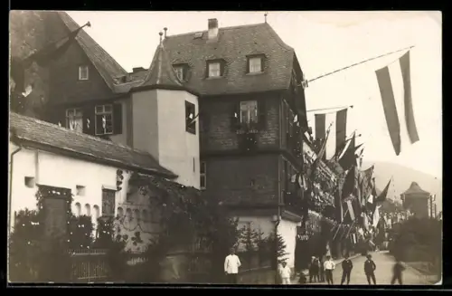 Foto-AK Kaub, Festzug in einer Strasse