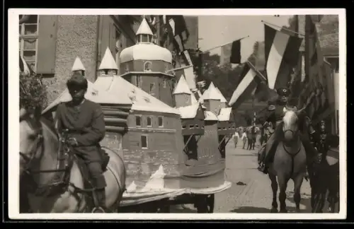 Foto-AK Kaub, Festzug in der Altpforter Strasse, Festwagen, Reiter in Uniform