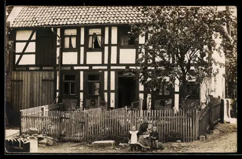 Foto-AK Ahlshausen, Familie vor einem Wohnhaus