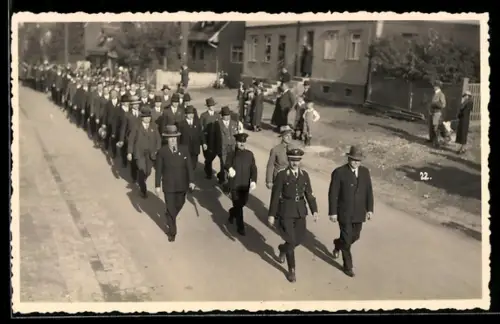 Foto-AK Schwenningen a. N., 1. Mai-Marsch, Politischer Leiter mit EK I 1914 und Nürnberg Tagungsabzeichen