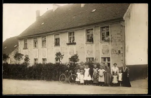 Foto-AK Frankfurt /Oder, Familien vor einem Wohnhaus mit Fahrrad