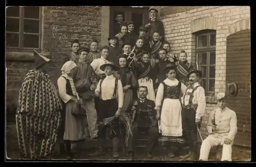 Foto-AK Hochelheim, Gesellschaft bei der Hüttenberger Kirmes