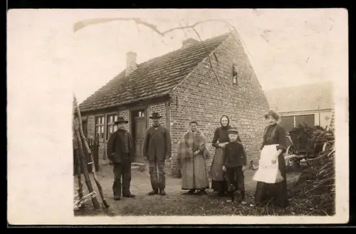 Foto-AK Gross Pankow /Prignitz, Familie vor einem Haus