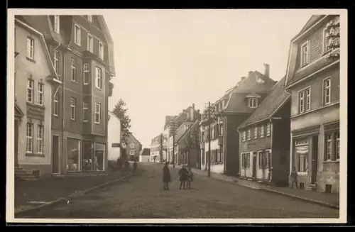 AK Meinerzhagen i. W., Ortspartie mit Fussgängern und Geschäften