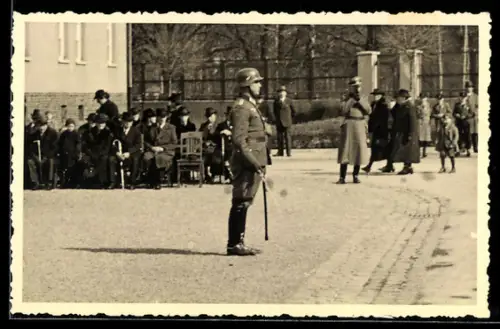 Foto-AK Aalen, Soldat mit Stahlhelm auf einem Platz