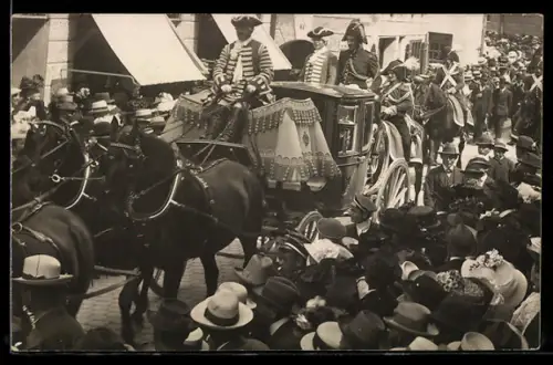 Foto-AK Memmingen, Festumzug mit Kutsche und verkleideten Menschen
