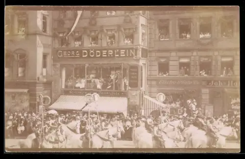 Foto-AK Nürnberg, Festumzug vor Damenputzgeschäft von Georg Döderlein
