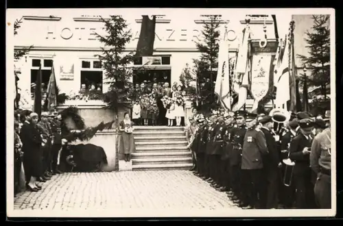 Foto-AK Frankfurt a. M., Hotel Mainzer Hof mit angetretener Polizei und SA-Angehörigen