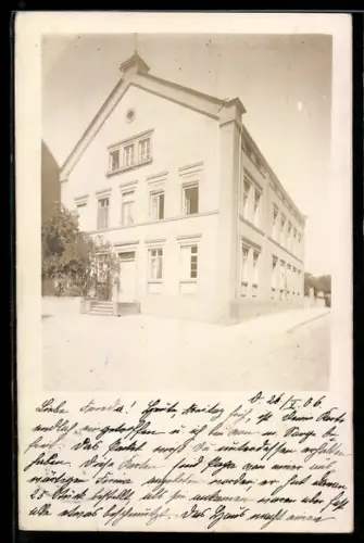 Foto-AK Schweinfurt, Strassenpartie mit zweistöckigem Wohnhaus