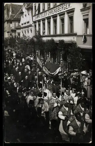 Foto-AK Amberg, Prozession vor dem Zahn-Atelier Ehrensberger