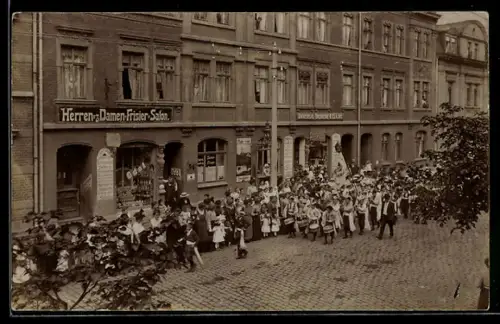 Foto-AK Kahla /Saale, Strasse mit Drogerie R. Clajus