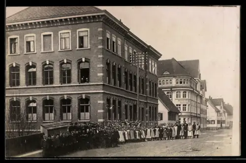 Foto-AK Treuchtlingen, Partie vor der Bismarckschule ca. 1910