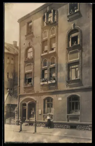 Foto-AK Schweinfurt, Partie in der Ludwigstrasse gegenüber Josefs-Krankenhaus