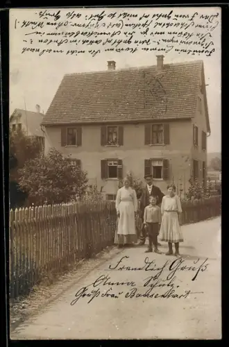 AK Sigmaringen, Wohnhaus in der Leopoldstrasse 9 mit Familie