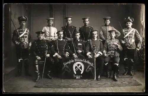 AK Hannover, Angehörige der Königlichen Militär-Lehrschmiede 1912, Ulanen, Kürassiere, Husaren