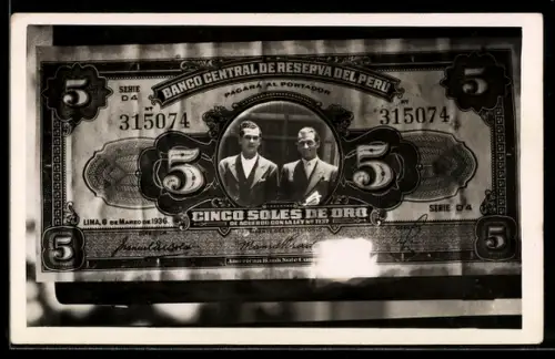 AK Geldschein Peru über 5 Soles de Oro, mittig Portrait zwei junge Herren