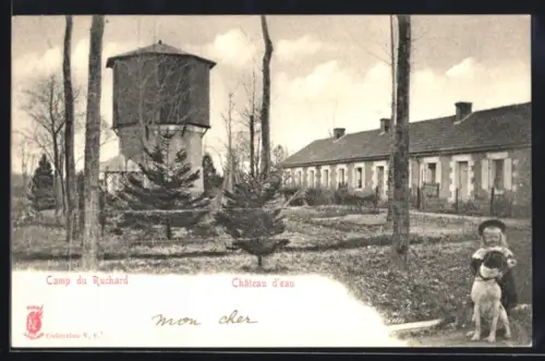 AK Villaines-les-Rochers, Camp du Ruchard, Château d`eau, une fille avec un chien