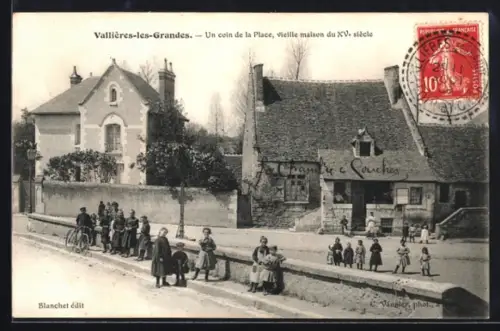 AK Vallieres-les-Grandes, Un coin de la Place, vieille maison du XVe siecle