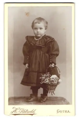 Fotografie H. Pätzold, Gotha, Gartenstrasse 50, Kind mit Blumenkorb