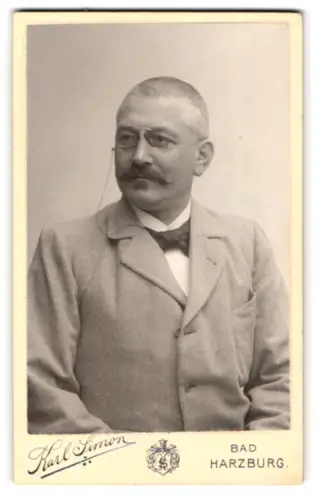 Fotografie Karl Simon, Bad Harzburg, Porträt eines Herren mit Brille