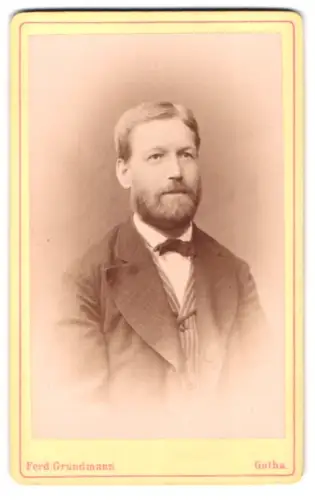Fotografie Ferd. Grundmann, Gotha, Löwen-Strasse 9, Porträt eines Herrn mit Bart