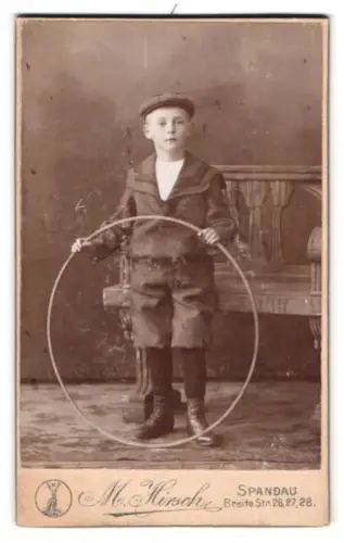 Fotografie M. Hirsch, Spandau, Breite Str. 26, 27, 28, Junge mit Reifen