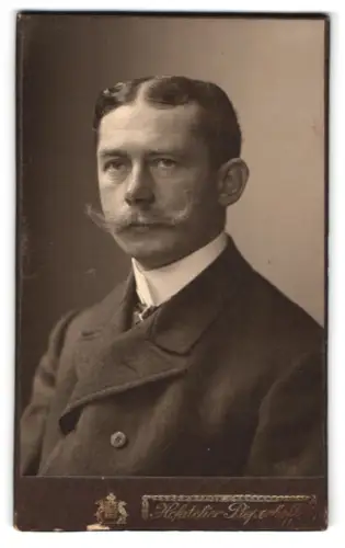 Fotografie Pieperhoff, Halle, Poststrasse 19, Porträt eines Herrn mit markantem Schnurrbart