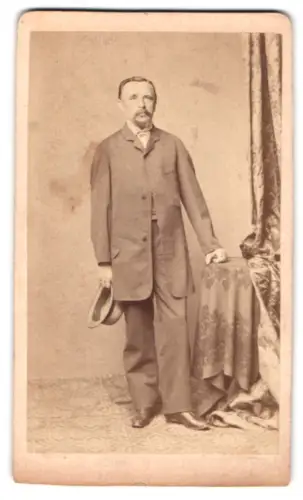 Fotografie P. Schindler, Regensburg, CDV eines stehenden Herrn mit Hut